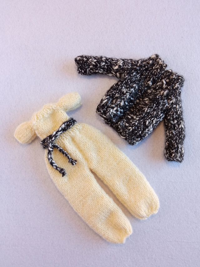 Mono beige con rebeca en blanco y negro - Blythe