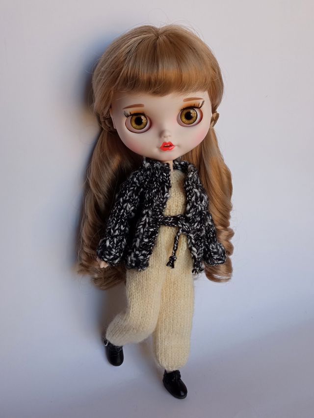 Mono beige con rebeca en blanco y negro - Blythe