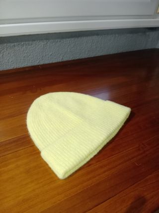 Gorro de color amarillo neón 