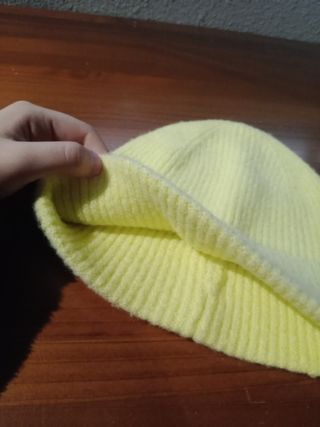 Gorro de color amarillo neón 