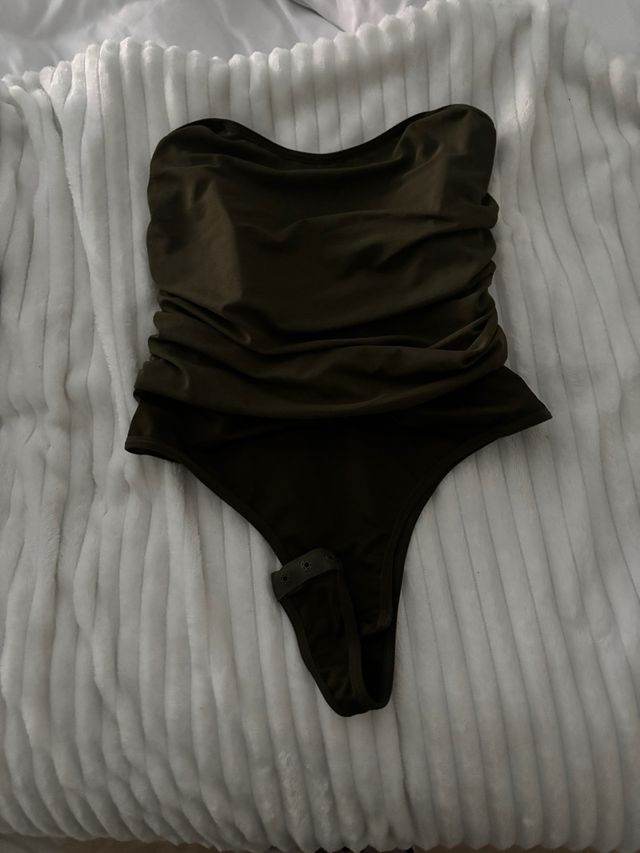 Body sin mangas de color verde oscuro