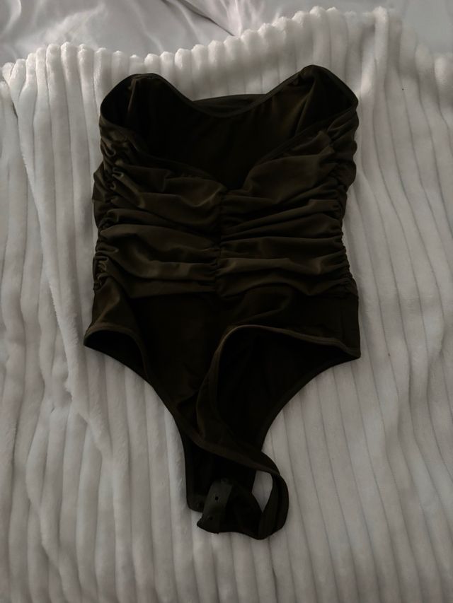 Body sin mangas de color verde oscuro