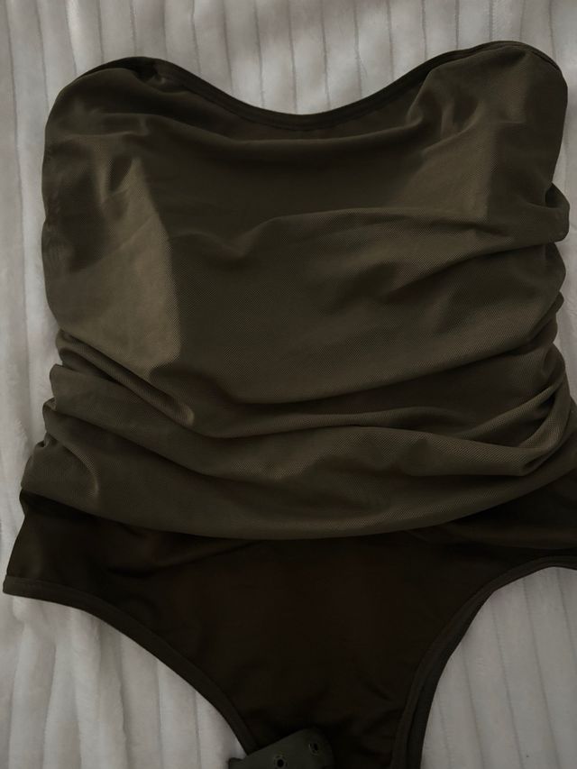 Body sin mangas de color verde oscuro