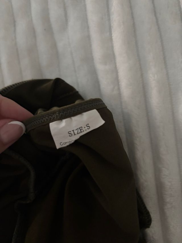 Body sin mangas de color verde oscuro