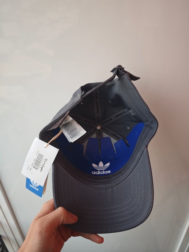 Gorra gris adidas