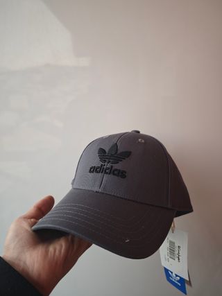 Gorra gris adidas