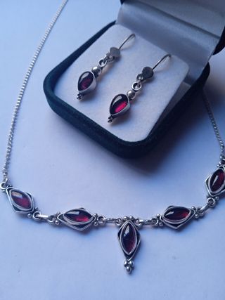 Collar y pendientes antiguos