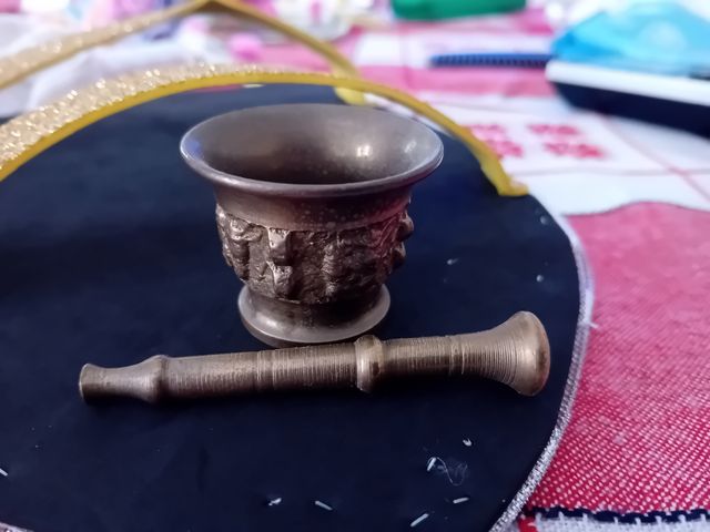 Pequeño almirez antiguo de bronce