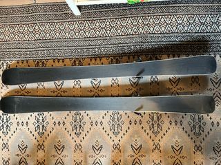 Conjunto esquís y bastones