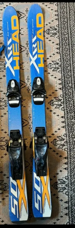 Conjunto esquís y casco