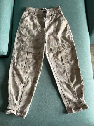 Pantalones militares grises talla 34 Bershka