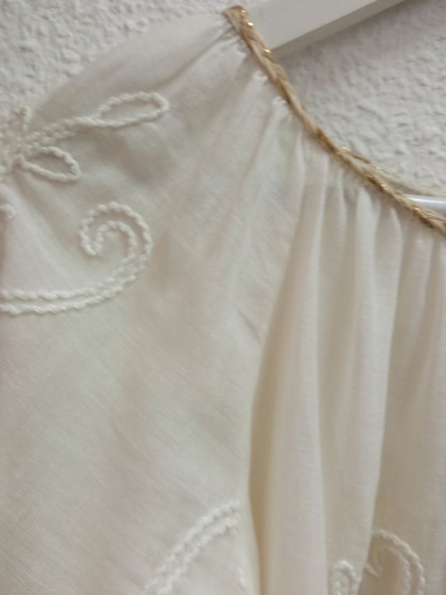 Blusa combinada bordada