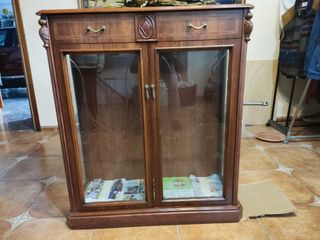 Vitrina madera, baldas de cristal ycon 2 cajones