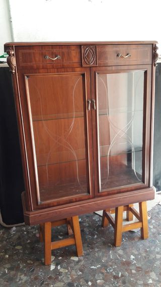Vitrina madera, baldas de cristal ycon 2 cajones
