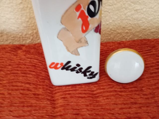 Botella de cerámica vacía