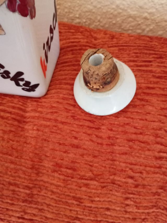 Botella de cerámica vacía