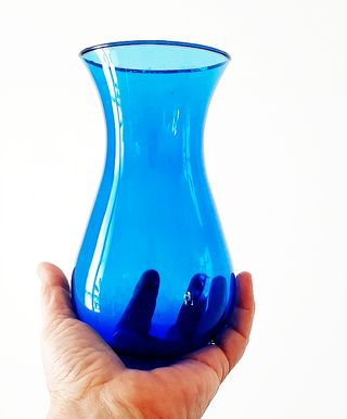 Vasetto blu in vetro soffiato