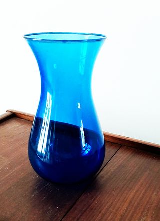 Vasetto blu in vetro soffiato