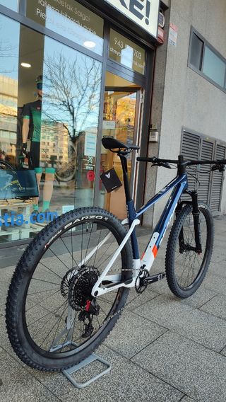 BERRIA BRAVO PRO X1 AXS 2025