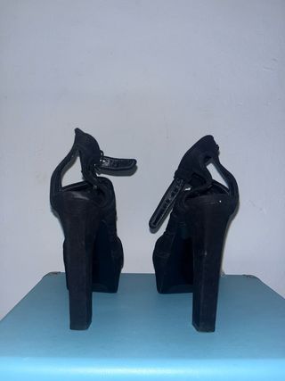 Zapato de tacón negro
