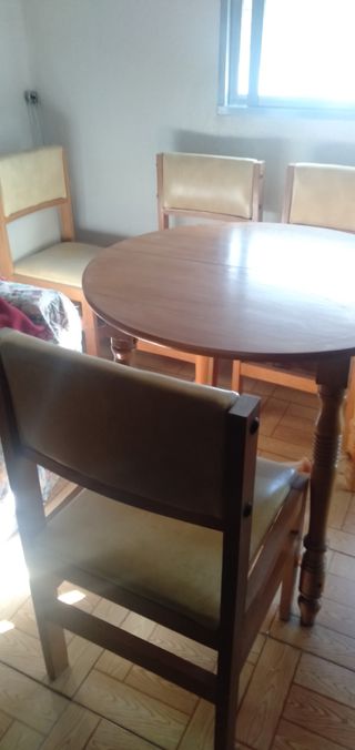 Mesa redonda y cuatro sillas de estilo colonial