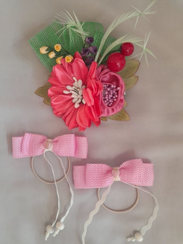 Tocado floral y coleteros niña