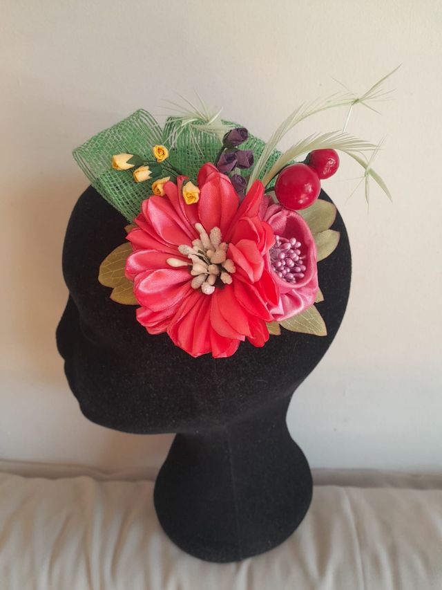 Tocado floral y coleteros niña