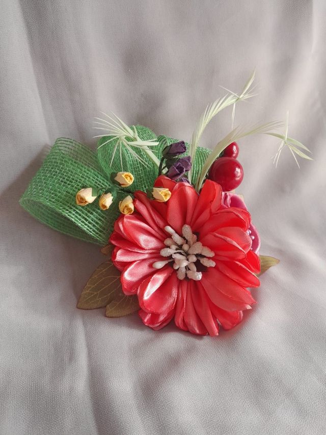 Tocado floral y coleteros niña