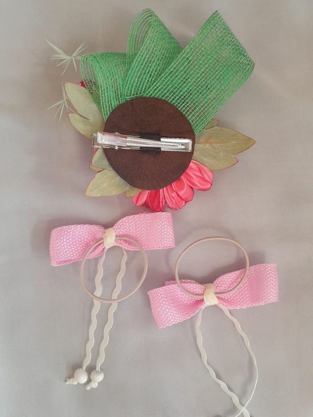 Tocado floral y coleteros niña