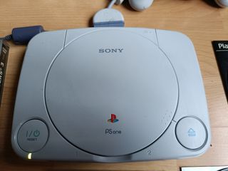 CONSOLA PLAYSTATION SLIM+CABLES,2 MANDOS+JUEGOS