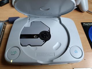 CONSOLA PLAYSTATION SLIM+CABLES,2 MANDOS+JUEGOS