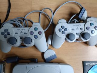 CONSOLA PLAYSTATION SLIM+CABLES,2 MANDOS+JUEGOS