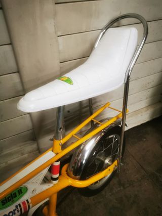 Bicicleta y triciclo antiguo