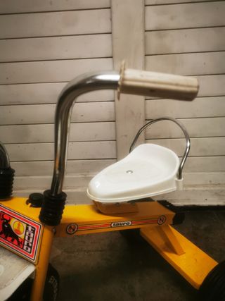 Bicicleta y triciclo antiguo