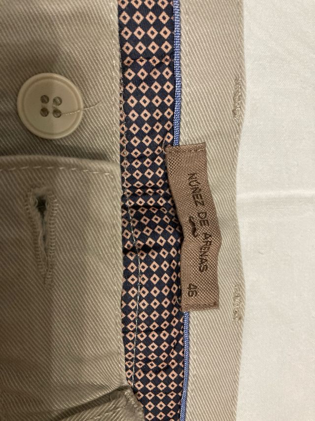 Pantalón chino beis