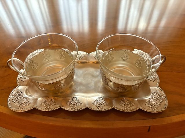 Dos tazas con soporte de plata inglesa/alpaca