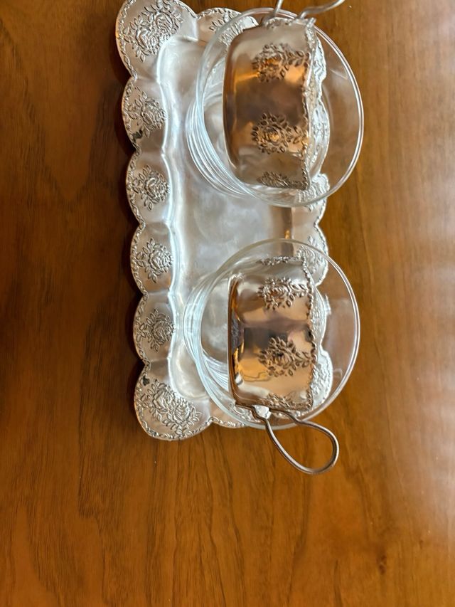 Dos tazas con soporte de plata inglesa/alpaca