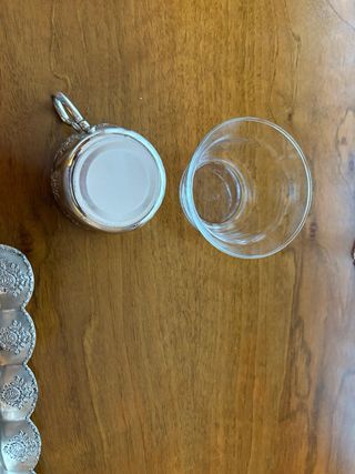 Dos tazas con soporte de plata inglesa/alpaca