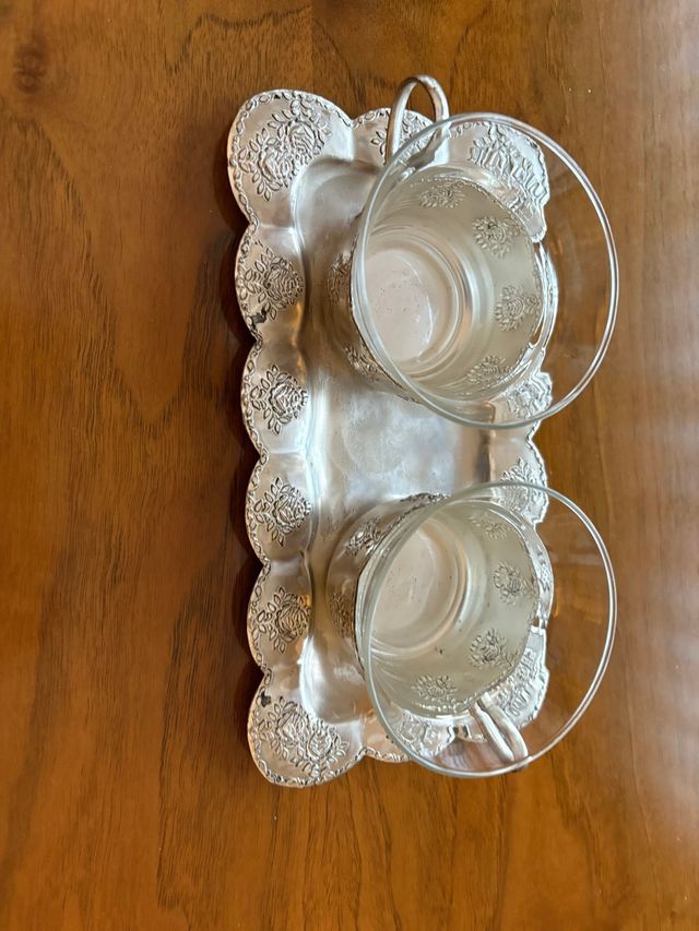 Dos tazas con soporte de plata inglesa/alpaca