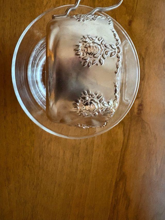 Dos tazas con soporte de plata inglesa/alpaca