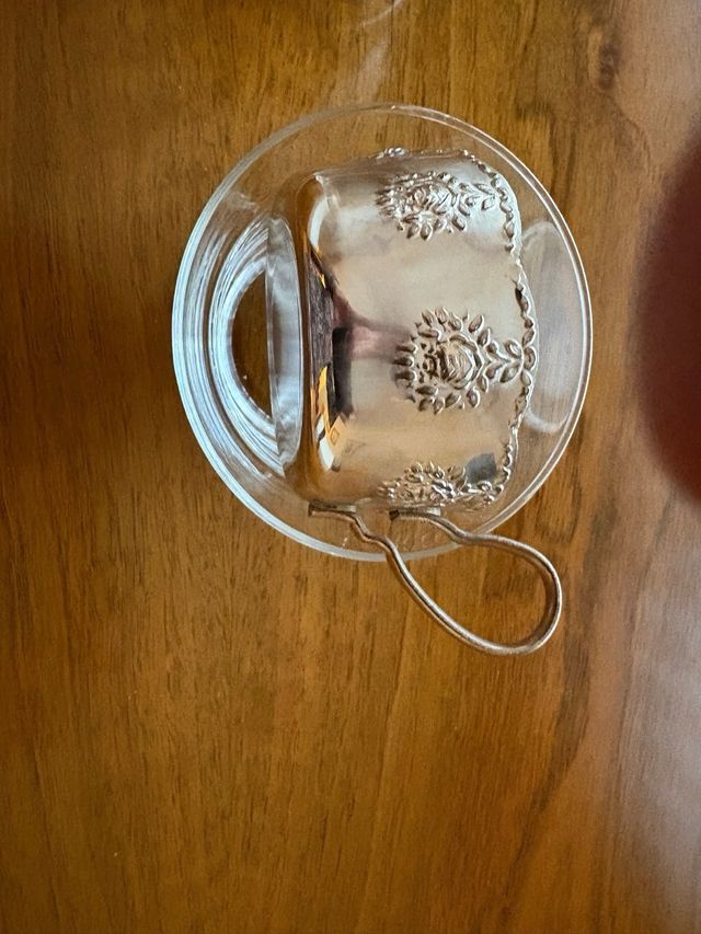 Dos tazas con soporte de plata inglesa/alpaca