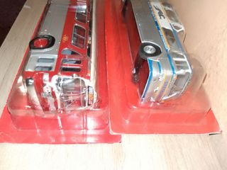 Lote de dos autobuses americanos 1:43