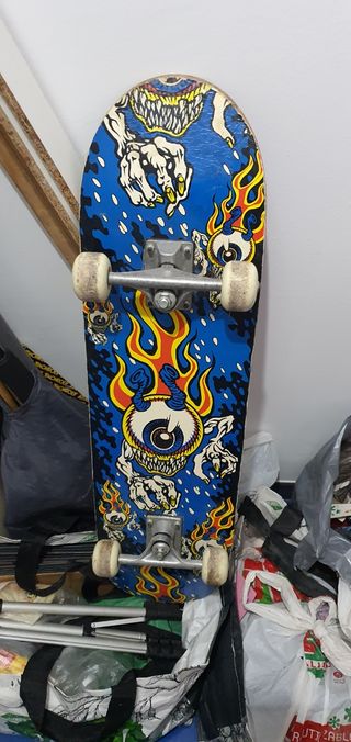 Monopatín de madera pintada