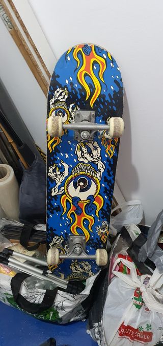 Monopatín de madera pintada