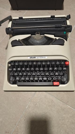 Maquina de escribir antigua