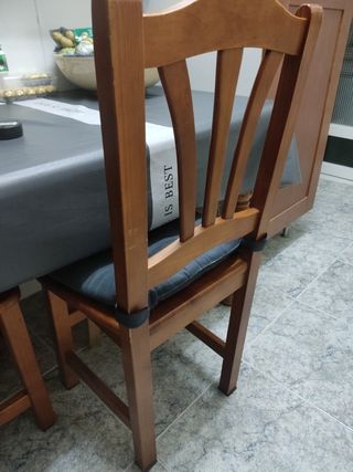 Mesa cocina y dos sillas.