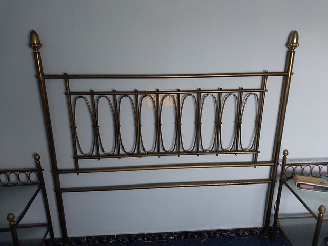Cabecero y mesitas de bronce. Están el Lugo.