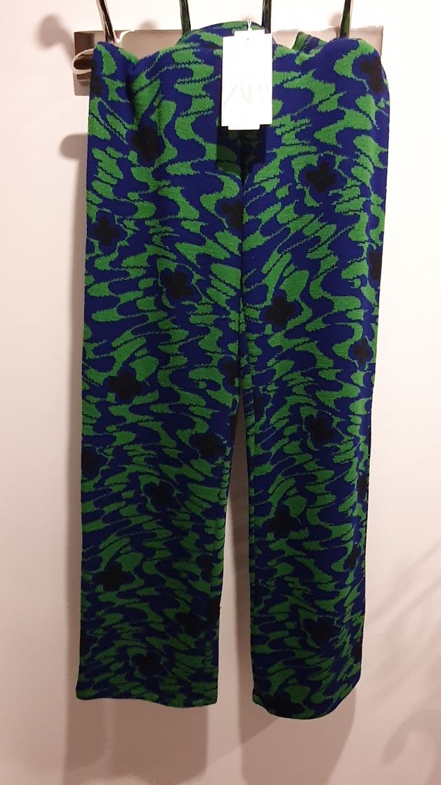 Conjunto pantalón recto y rebeca Zara 