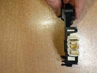 CERRADURA PUERTA LAVADORA WHIRLPOOL 8102