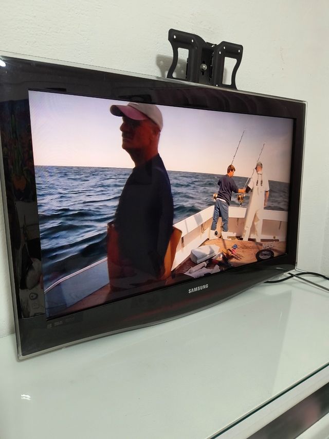 Televisor Samsung con soporte
